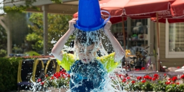 Cubo de agua helada para impulsar la investigación contra la ELA