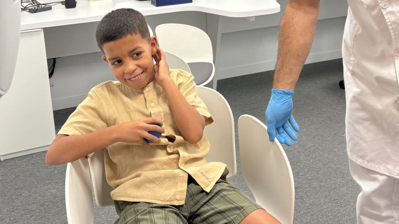 Jaled, niño saharaui con discapacidad auditiva