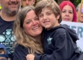 Javi, con enfermedad de NEDAMMS, junto a su madre