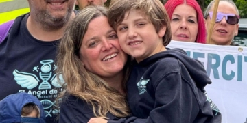 Javi, con enfermedad de NEDAMMS, junto a su madre