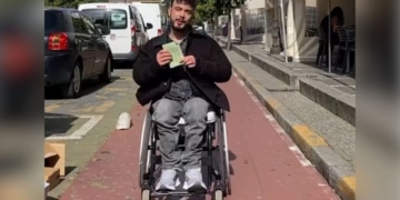 Multan a un joven con discapacidad por aparcar en zona de 'carga y descarga'