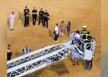 Evacúan en grúa a personas con discapacidad en la Plaza de Toros de El Puerto de Santa María