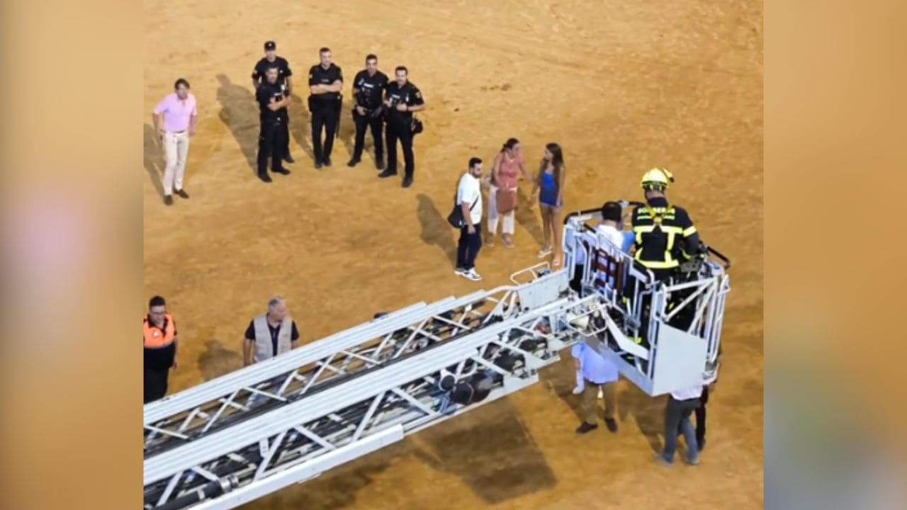 Evacúan en grúa a personas con discapacidad en la Plaza de Toros de El Puerto de Santa María