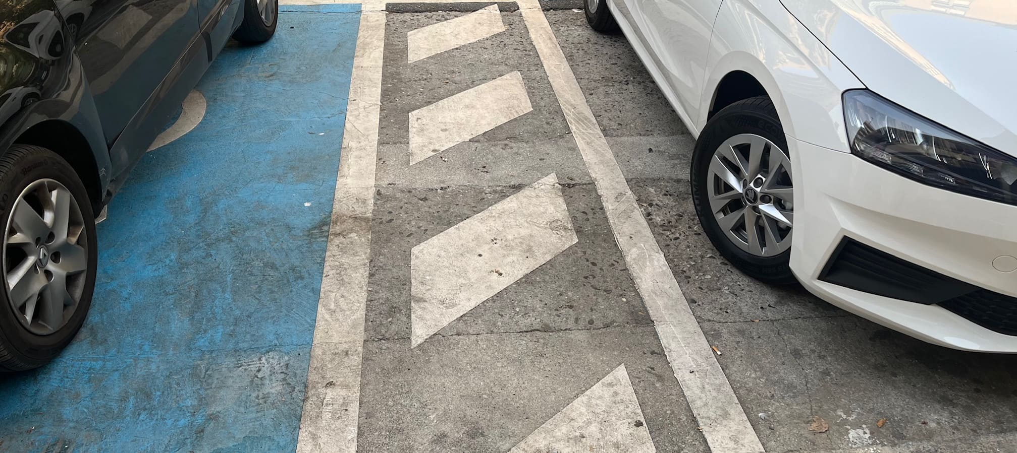 Entre la escasez y el mal uso de las tarjetas: así es la realidad de las plazas de aparcamiento PMR