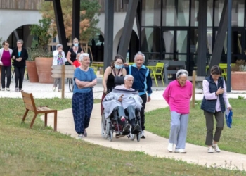 Vecinos con Alzheimer en 'Village Landais Alzheimer-Henri Emmanuelli'