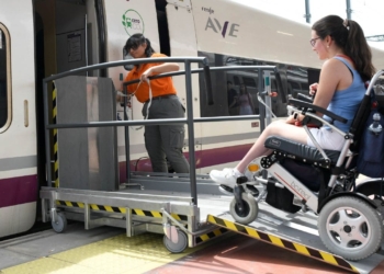 Nuevas plataformas para facilitar el acceso de personas con discapacidad a los trenes