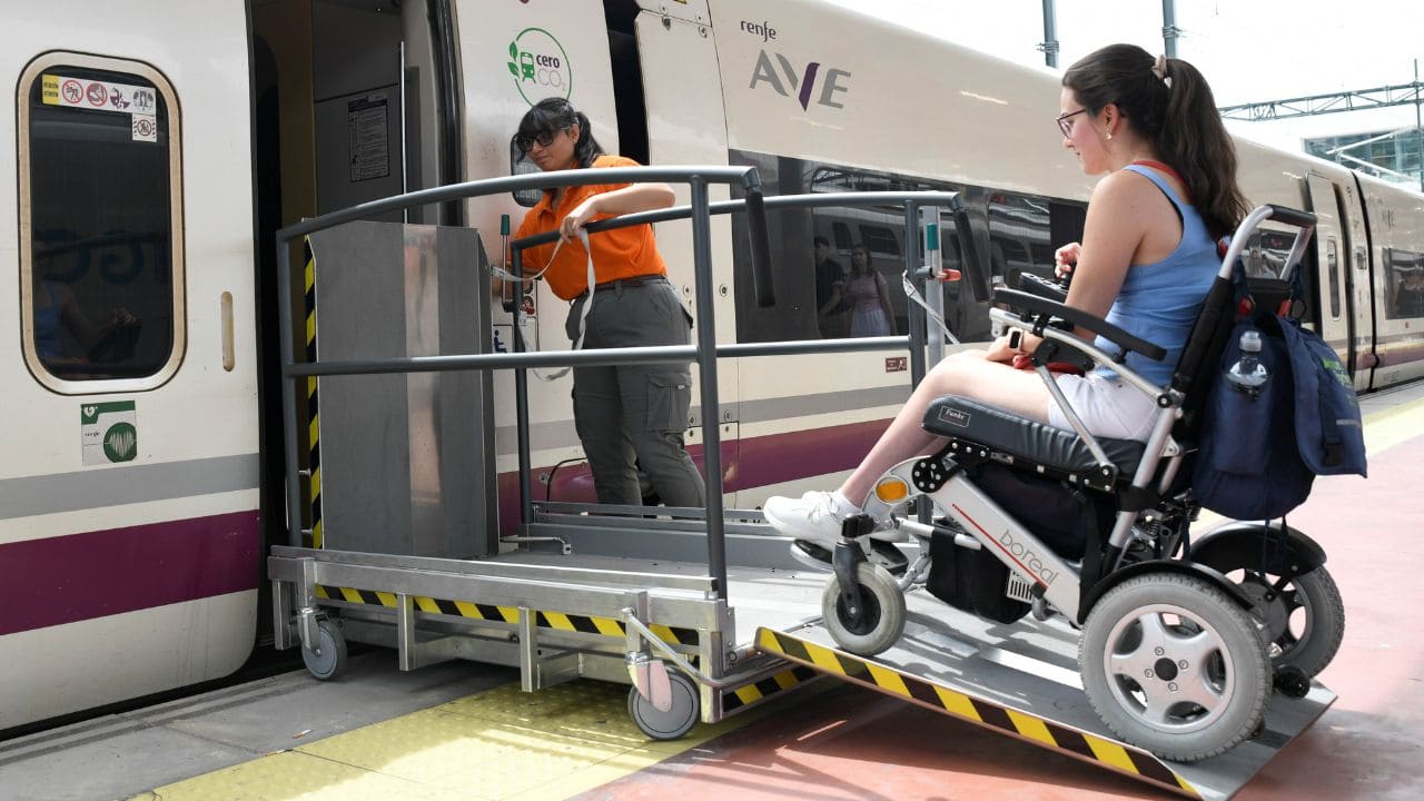 Nuevas plataformas para facilitar el acceso de personas con discapacidad a los trenes