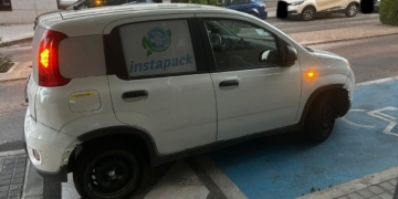 Vehículo de reparto estacionado en una plaza PMR