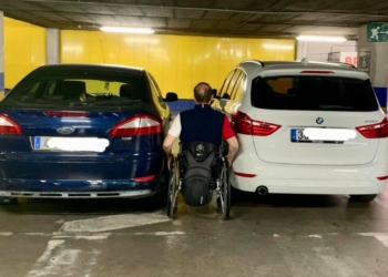 Respeta la zona cebrada de las plazas de aparcamiento PMR