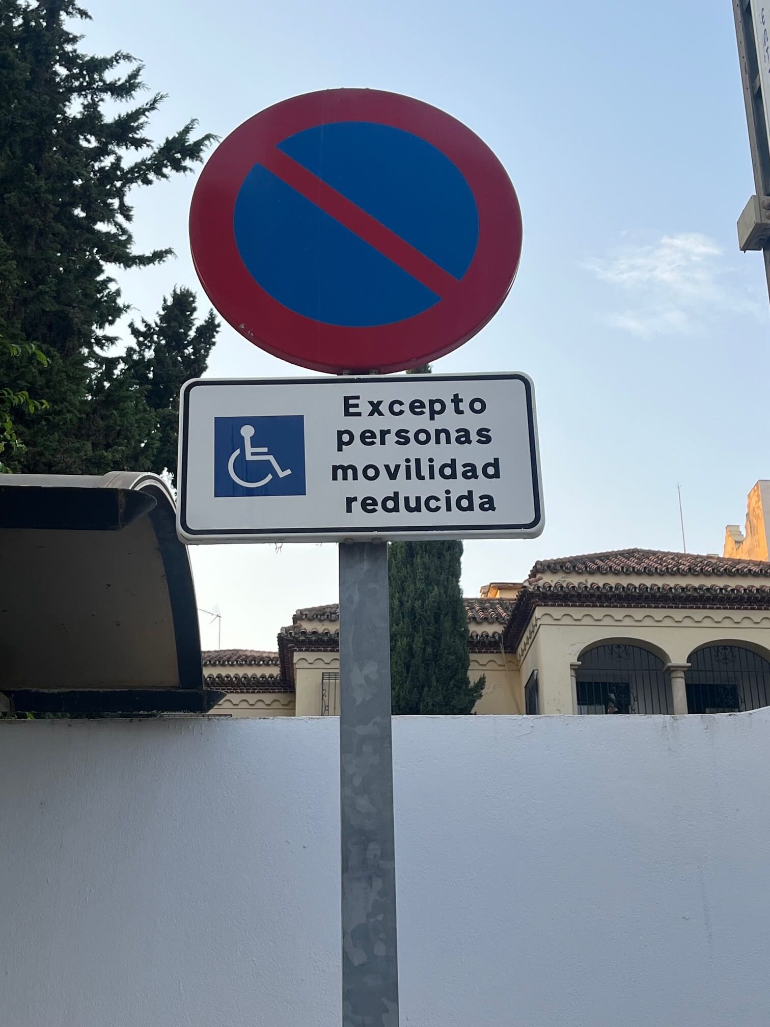 Entre la escasez y el mal uso de las tarjetas: así es la realidad de las plazas de aparcamiento PMR