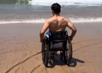 Pablo Tovar muestra cómo acceder hasta el mar en silla de ruedas