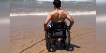 Pablo Tovar muestra cómo acceder hasta el mar en silla de ruedas