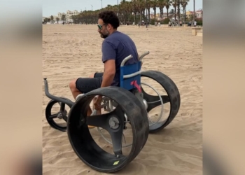César Calero inventa la única silla de ruedas capaz de rodar por la arena de la playa