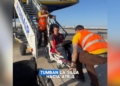 Pablo Tovar, en silla de ruedas, sube por las escaleras de un avión