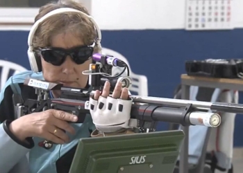 Ana María Estrada practicando el tiro de carabina para personas ciegas