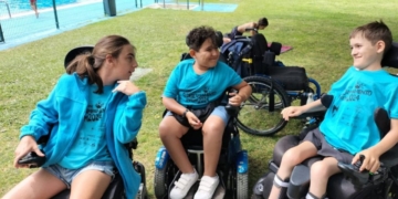 Niños con discapacidad durante una edición de un campamento de ASPAYM