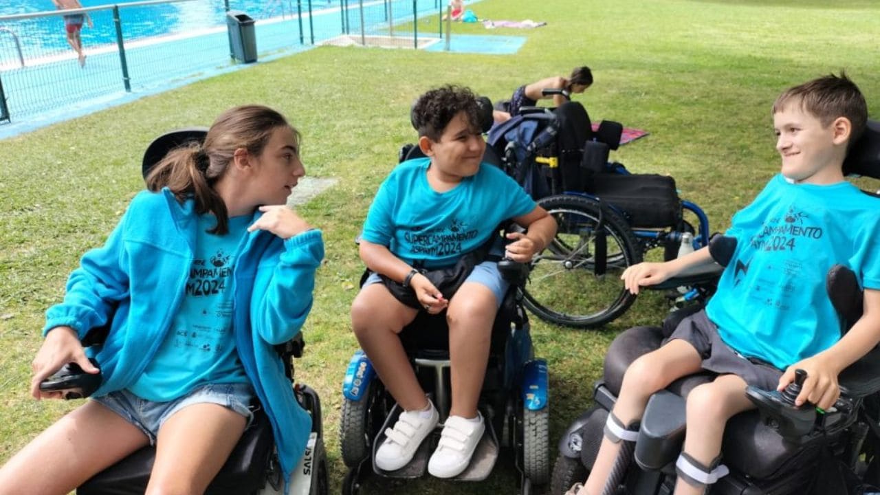 Niños con discapacidad durante una edición de un campamento de ASPAYM