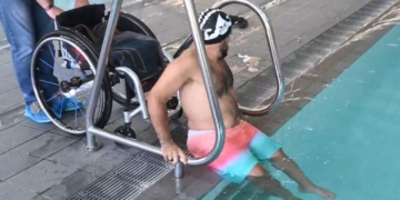 Entrar a la piscina con movilidad reducida