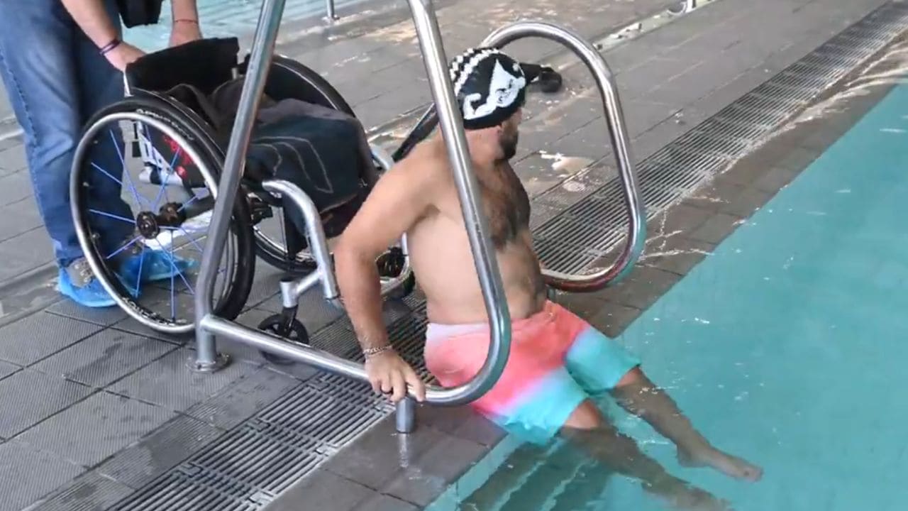 Entrar a la piscina con movilidad reducida