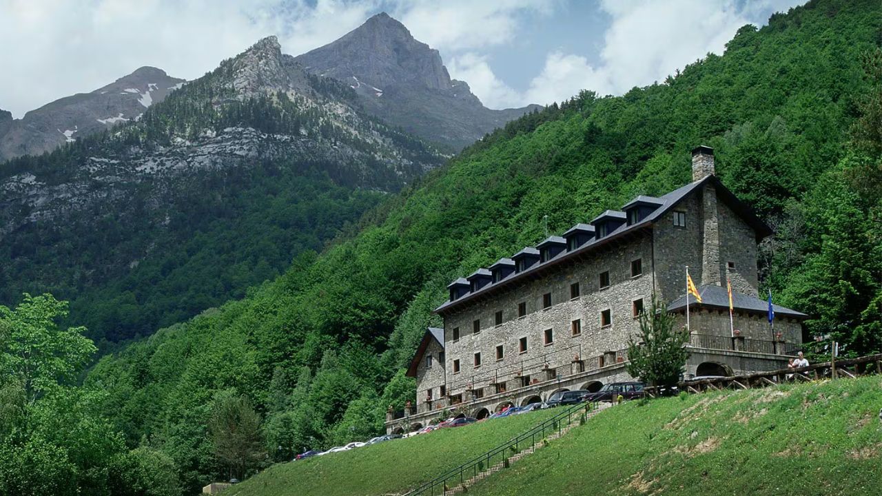 El Parador de Bielsa vuelve a abrir sus puertas tras una reforma valorada en 3,2 millones de euros