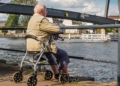 Personas mayores con movilidad reducida se enfrentan a barreras arquitectónicas en su vida diaria