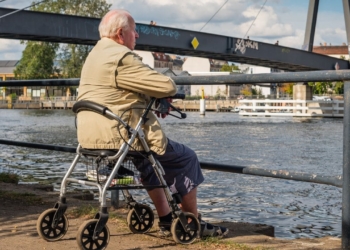 Personas mayores con movilidad reducida se enfrentan a barreras arquitectónicas en su vida diaria
