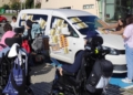 Envuelven coche para visibilizar el respeto a plazas PMR