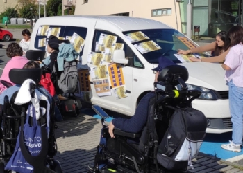 Envuelven coche para visibilizar el respeto a plazas PMR