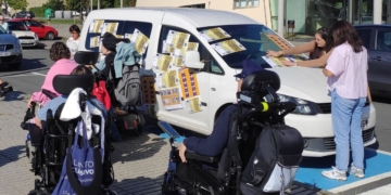 Envuelven coche para visibilizar el respeto a plazas PMR