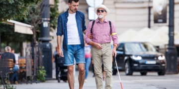 Cómo acompañar a una persona ciega o con discapacidad visual