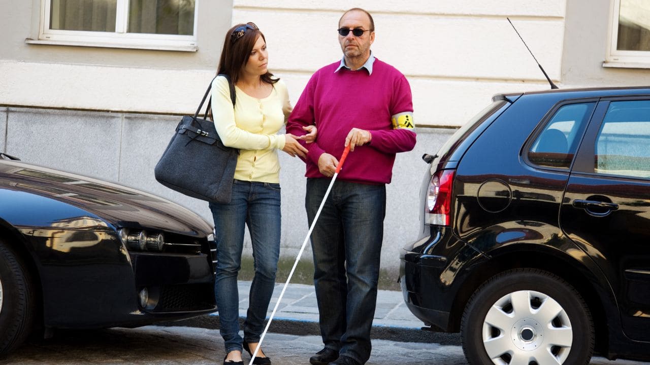 Cómo acompañar a una persona ciega o con discapacidad visual