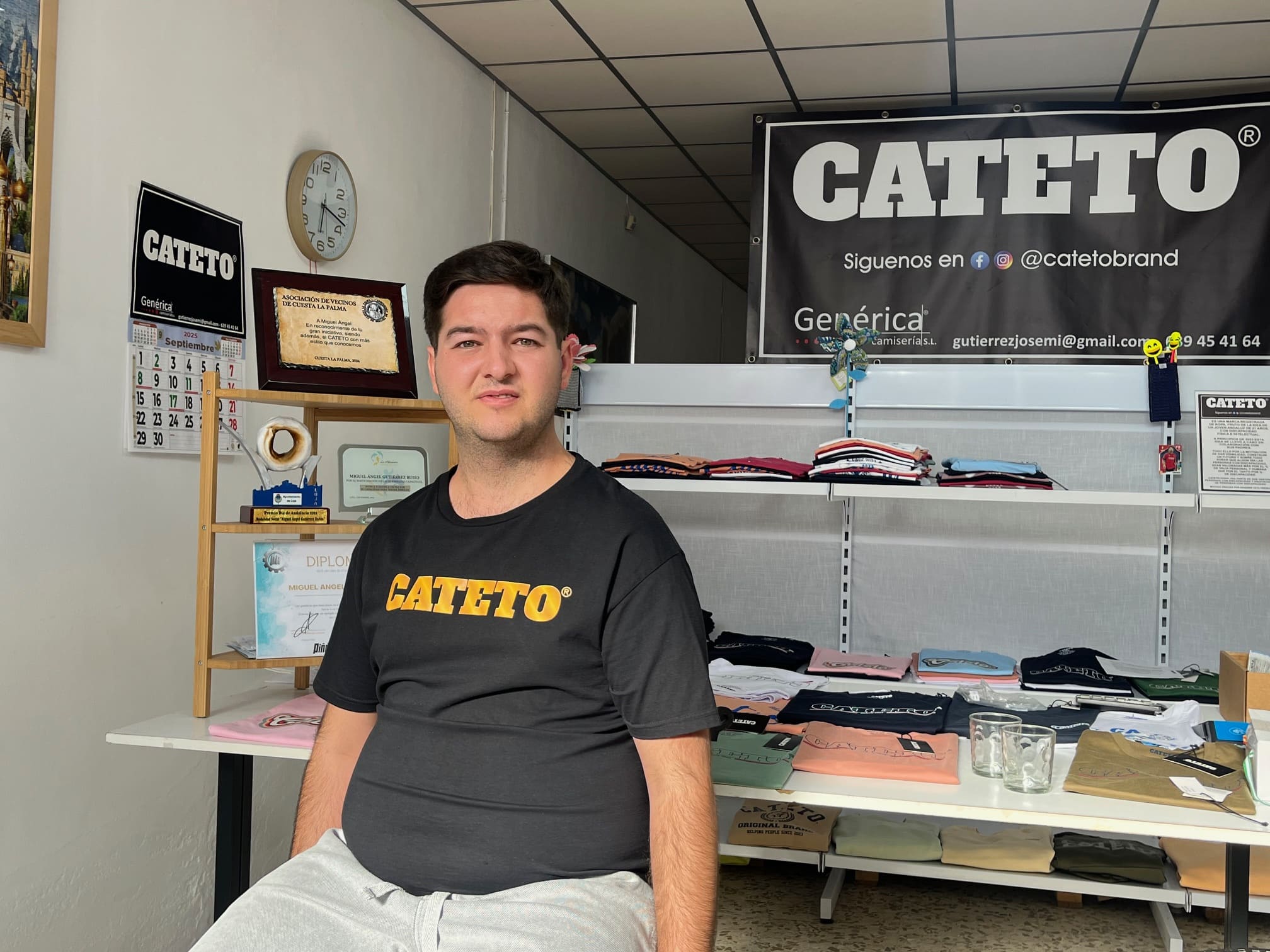 Miguel Ángel, un "cateto con estilo" y discapacidad física e intelectual que ha creado su propia marca de ropa