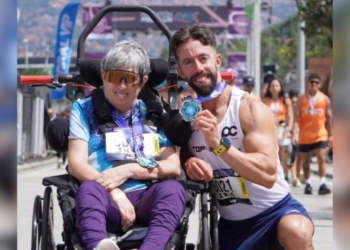 Eric y su madre Silvia, diagnosticada con esclerosis múltiple, completan la Maratón de Medellín