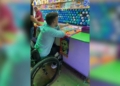 Joven con discapacidad muestra algunos problemas de accesibilidad en la Feria de Almería