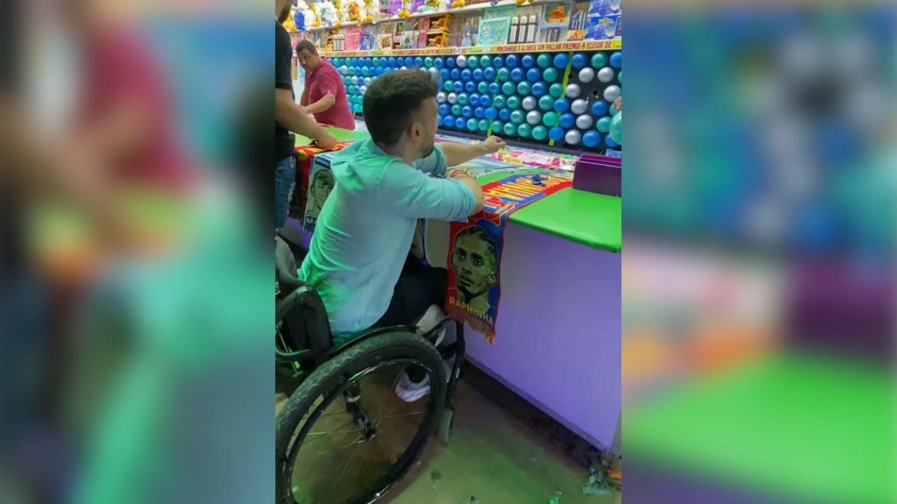 Joven con discapacidad muestra algunos problemas de accesibilidad en la Feria de Almería