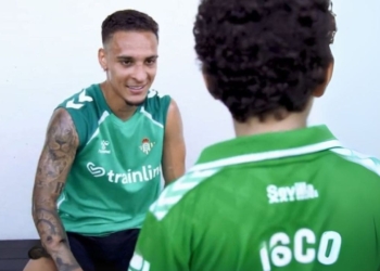 Antony, jugador del Real Betis, junto a Gonzalo