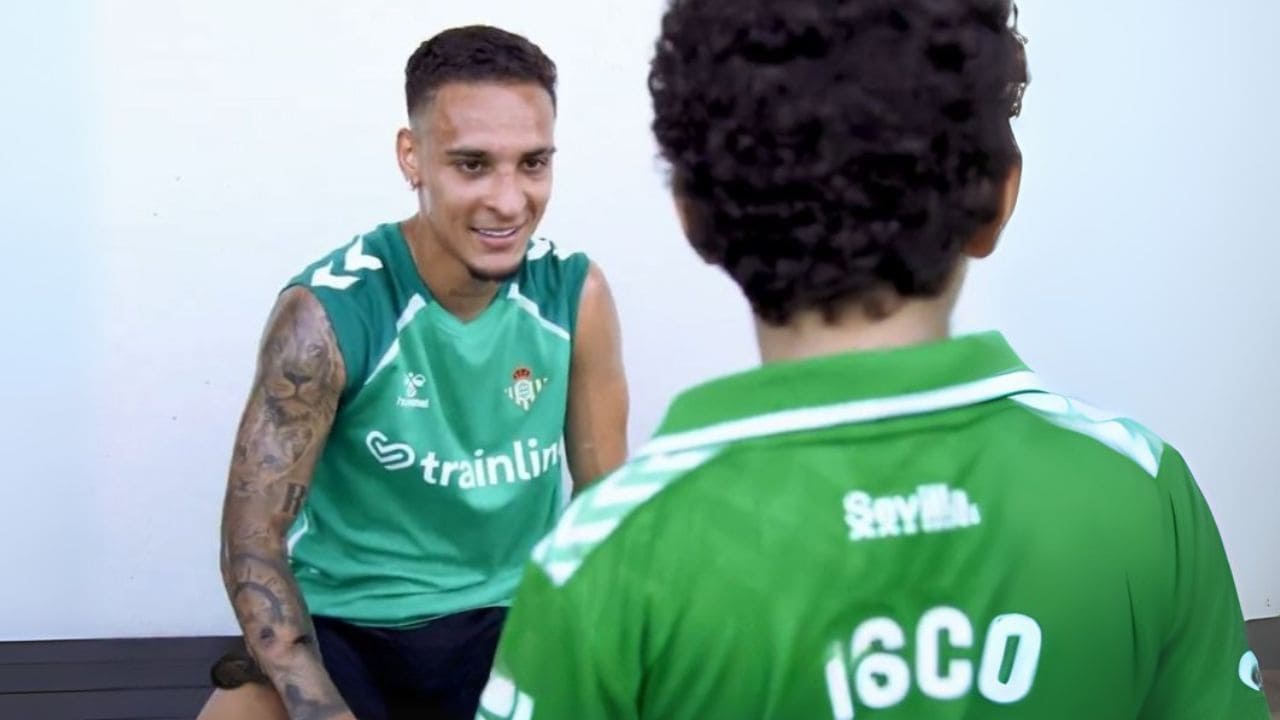 Antony, jugador del Real Betis, junto a Gonzalo