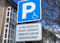 Mensaje de concienciación en las plazas PMR de aparcamiento