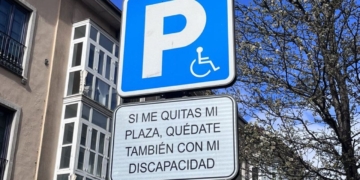 Mensaje de concienciación en las plazas PMR de aparcamiento