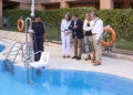 El Ayuntamiento de Madrid instala una grúa fija en piscina comunitaria para personas con movilidad reducida