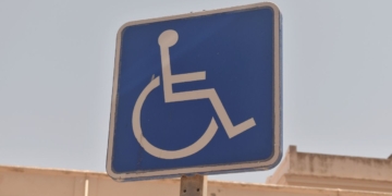 Denuncian a usuario por utilizar la tarjeta de estacionamiento PMR de su padre fallecido