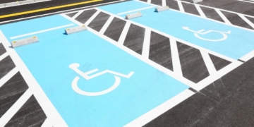 AsoPMR crea un manual rápido para contestar a las personas que aparcan en plazas PMR sin acreditación