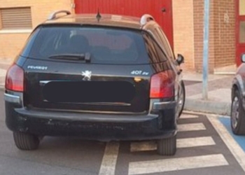 Las rayas blancas junto a las plazas PMR se respetan