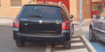 Las rayas blancas junto a las plazas PMR se respetan