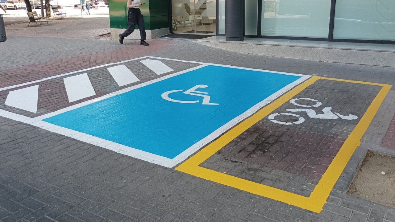 Ciudadano inicia una recogida de firmas para respetar las plazas de aparcamiento PMR