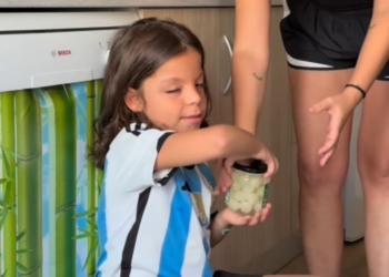 Romeo, niño ciego, leyendo la información de productos en braille