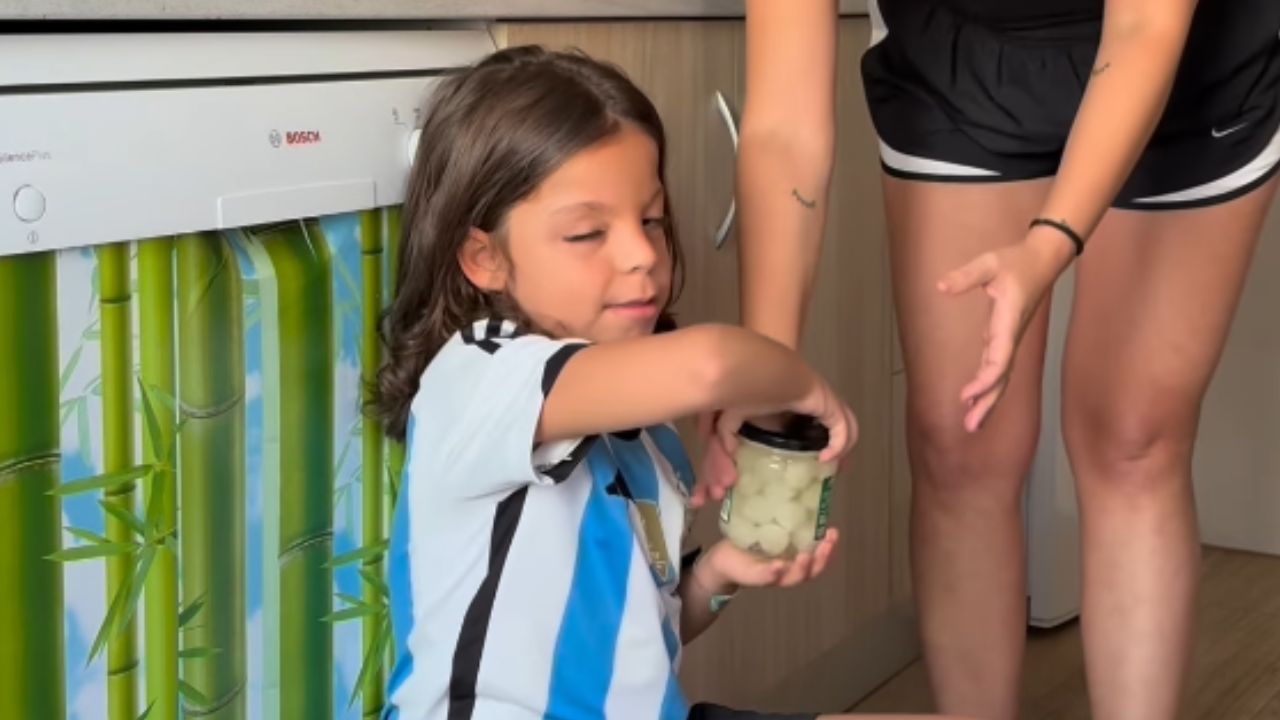 Romeo, niño ciego, leyendo la información de productos en braille