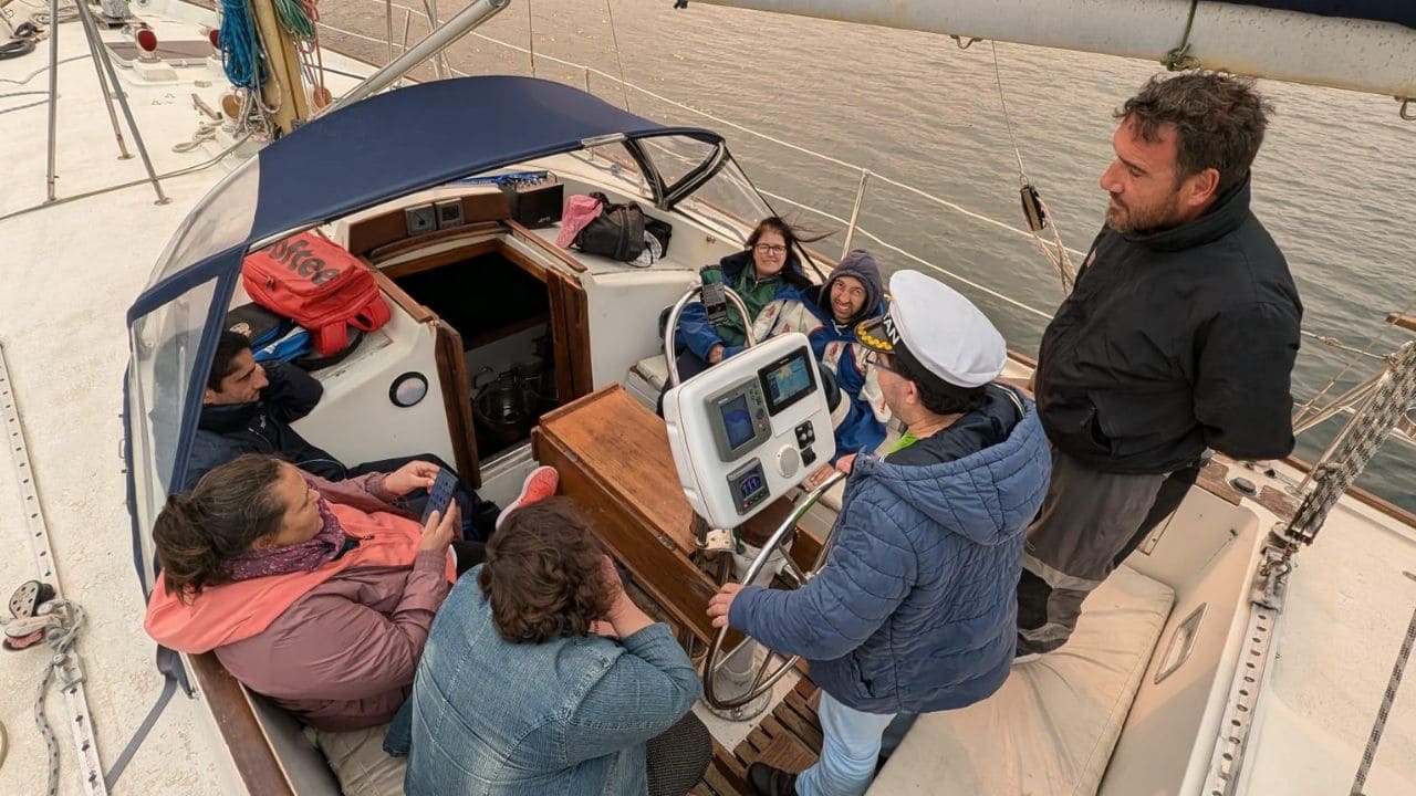 Personas con discapacidad navegando en el velero 'Laion'