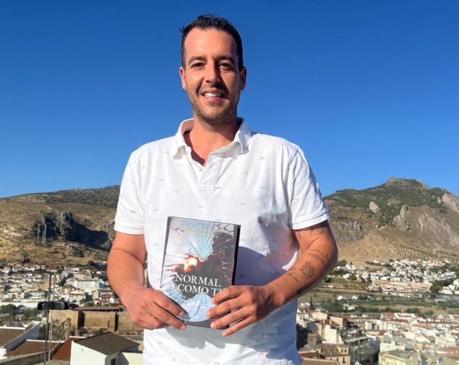 Antonio Manuel Cáceres, con su libro 'Normal o como tú' en Loja