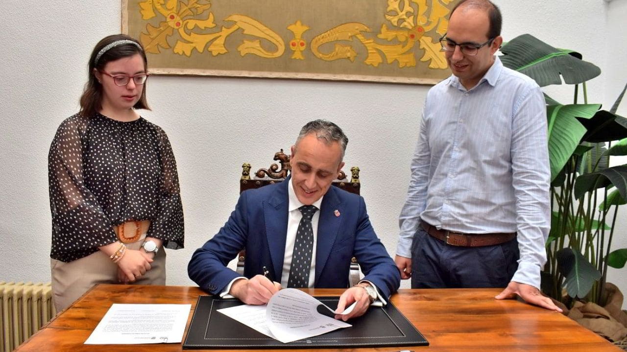 Álvaro Bermejo y Almudena Rodríguez, ambos con discapacidad intelectual, toman posesión como funcionarios en el Ayuntamiento de Puertollano